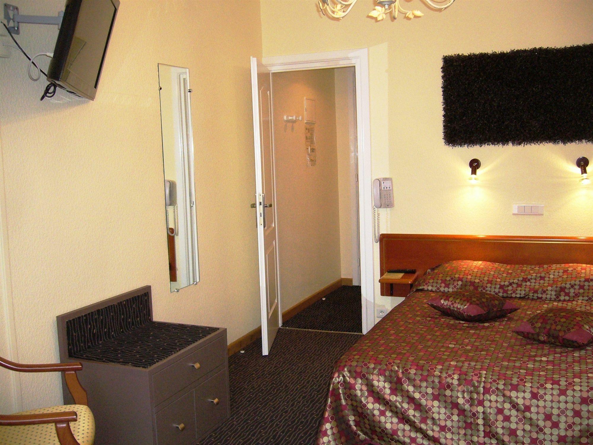 Le Grand Hotel Valenciennes Exterior photo